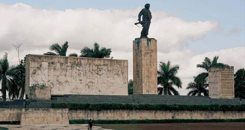 forno aperto che viene pulito con prodotti naturali bicarbonato aceto