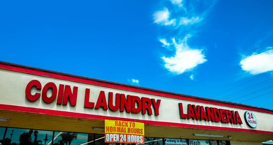 lavasciuga moderna bianca in lavanderia domestica