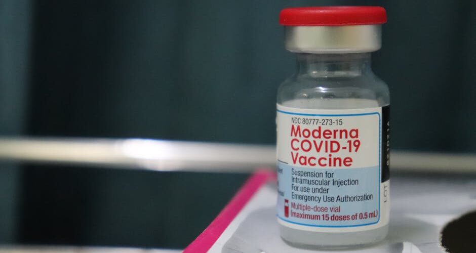 lavatrice moderna in bagno domestico