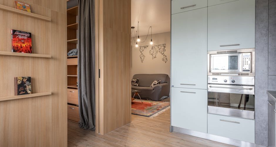 monolocale moderno con elettrodomestici compatti cucina small apartment compact appliances