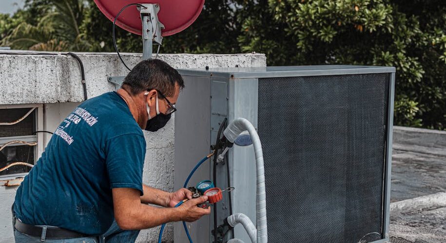 tecnico che pulisce filtri condizionatore climatizzatore manutenzione